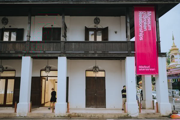 清迈分手博物馆创意“展”情丝 斧头劈旧家私告别过去