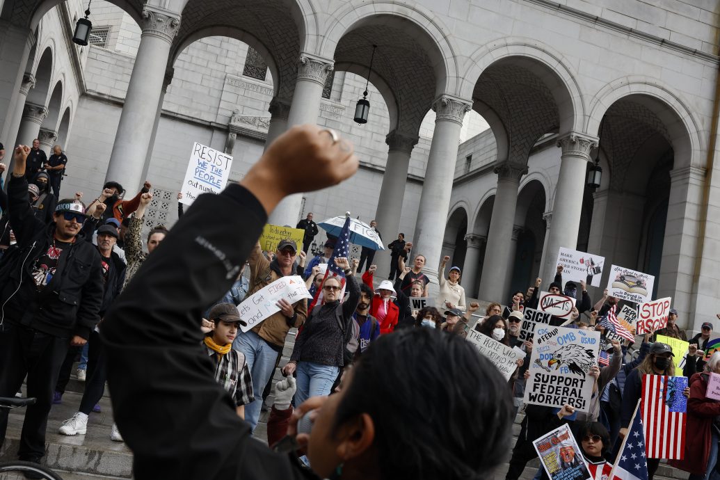 特朗普强势改组联邦机构掀反抗浪潮