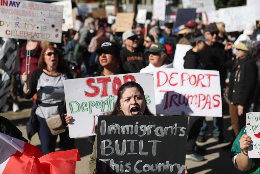 特朗普强势改组联邦机构掀反抗浪潮