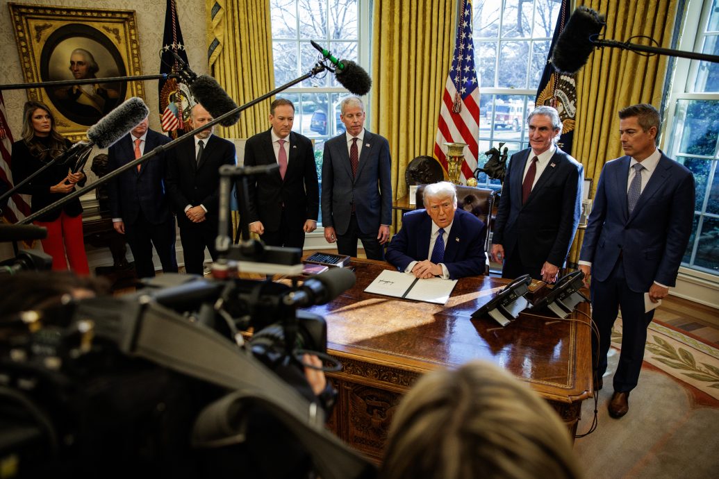 特朗普签署行政令 加强对行政部门和独立机构控制