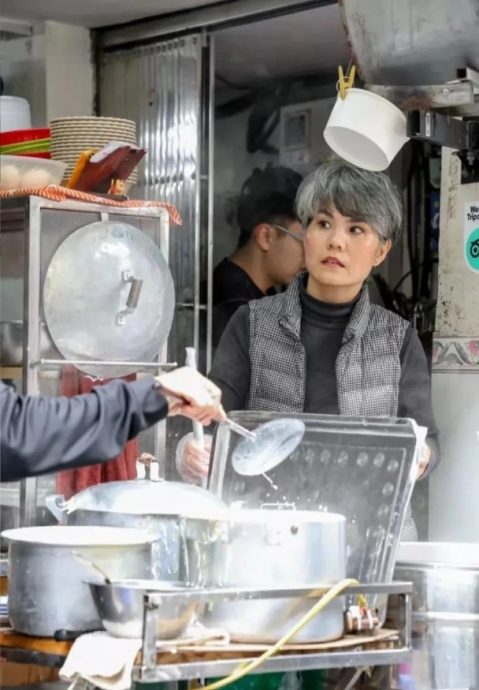 王菲河内卖粥？网呼：谢霆锋都要愣3秒！