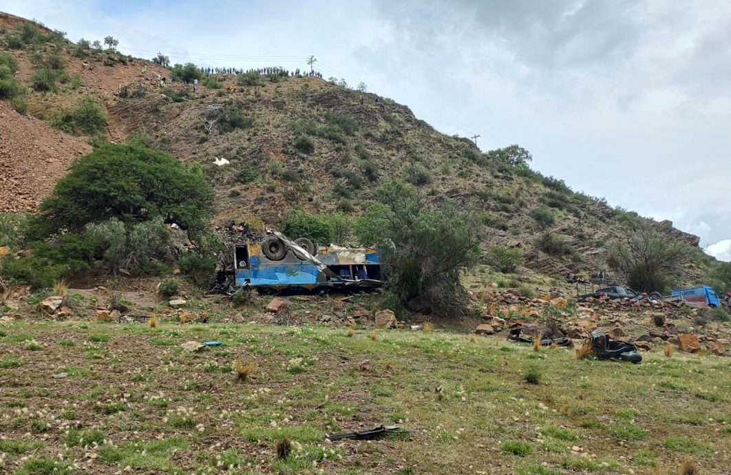 玻利维亚巴士坠800公尺深谷 酿至少31死