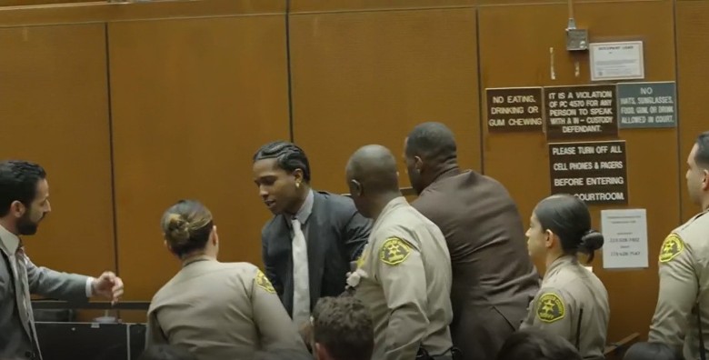 男友涉枪击案获判无罪 蕾哈娜激动落泪