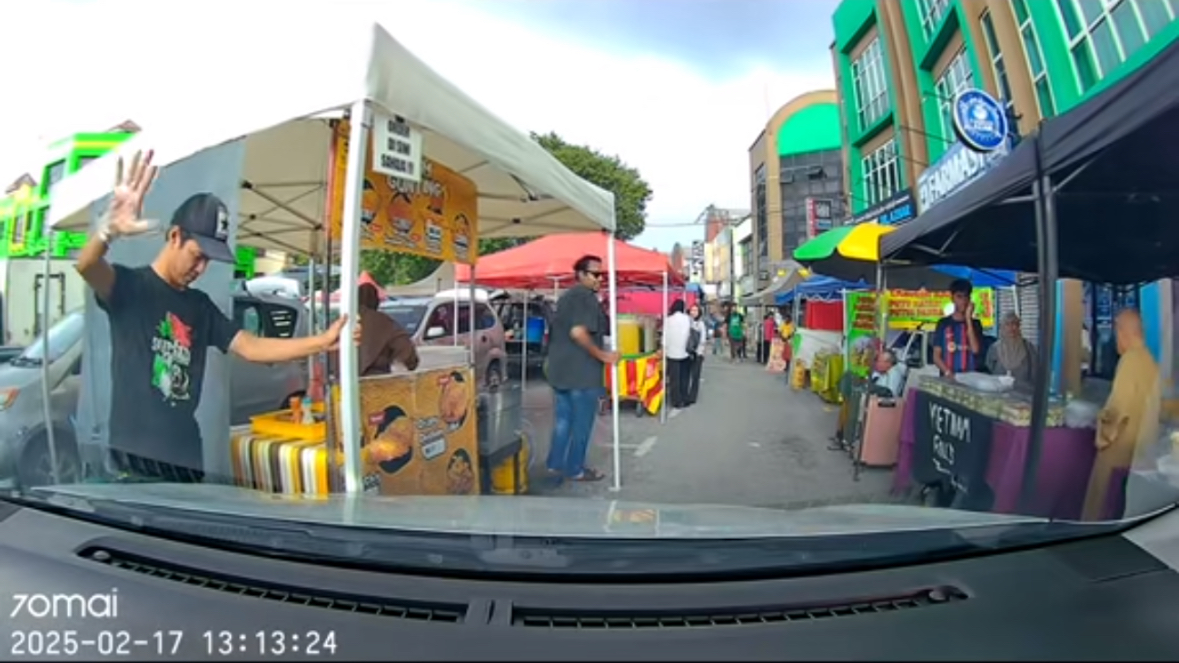 男子车停夜市摆摊路段难行 小贩纷帮忙让车子驶出