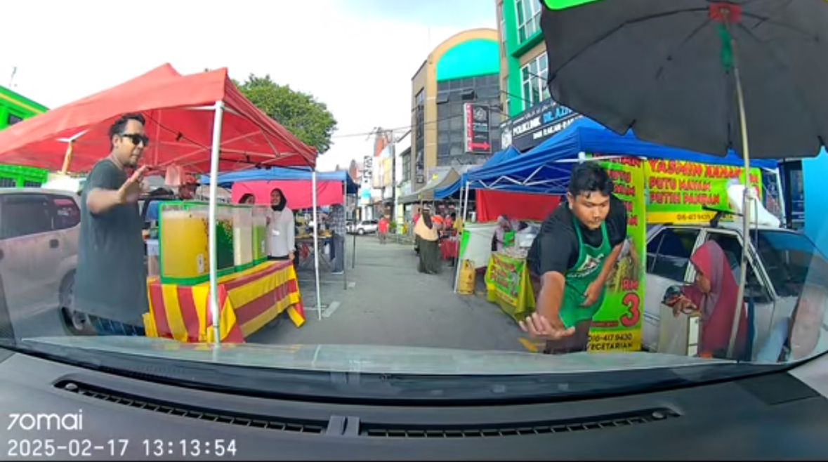 男子车停夜市摆摊路段难行 小贩纷帮忙让车子驶出