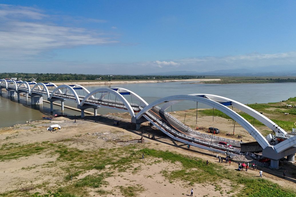 看世界两图) 菲律宾新桥断塌酿6伤