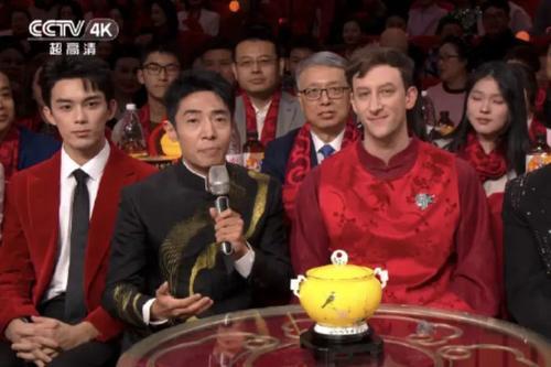 看世界两图)将记录日军侵华相册捐中国 美国青年埃文泪洒北京机场:这是我的第二个家