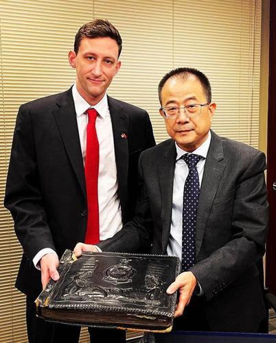 看世界两图)将记录日军侵华相册捐中国 美国青年埃文泪洒北京机场:这是我的第二个家