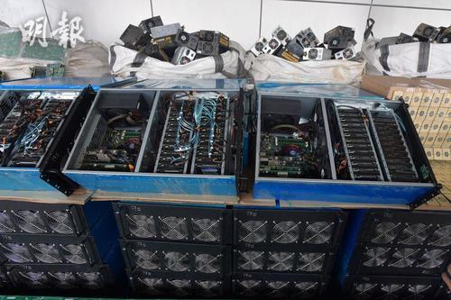 看世界两图)香港海关截出口往马来西亚货柜 检值3000万电子产品 疑将转运中国