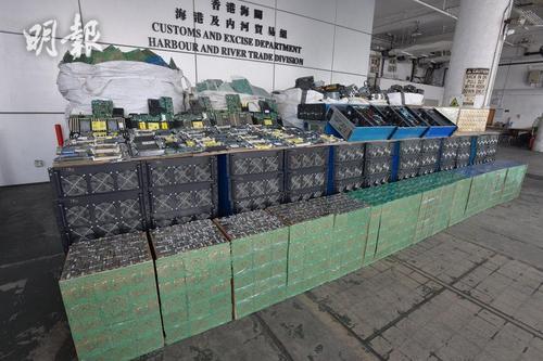 看世界两图)香港海关截出口往马来西亚货柜 检值3000万电子产品 疑将转运中国