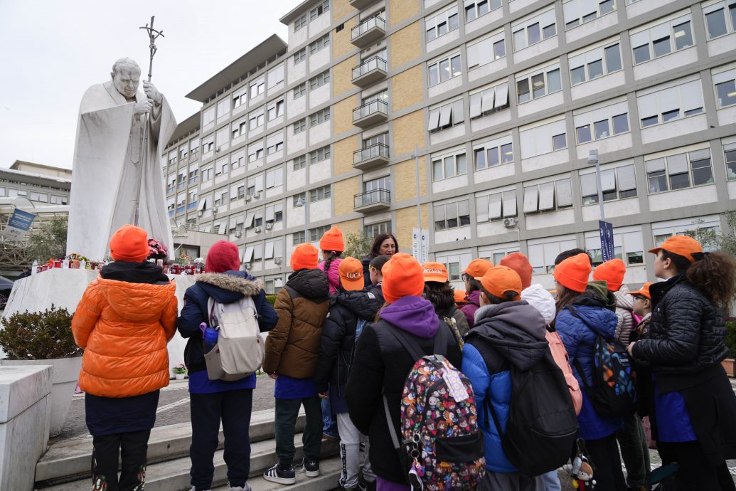 看世界/教宗继续住院　意总理探望称他反应灵敏及开玩笑