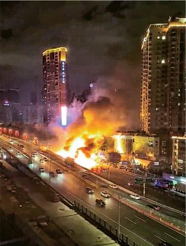 看世界)深圳货柜车起火爆炸无人伤亡