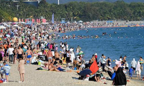 看世界)游客春节挤爆码头怒喊「退票」 海南三亚紧急发布6措施