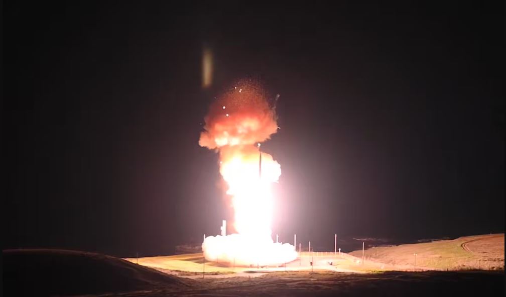 看世界/美军试射民兵3型洲际弹道导弹