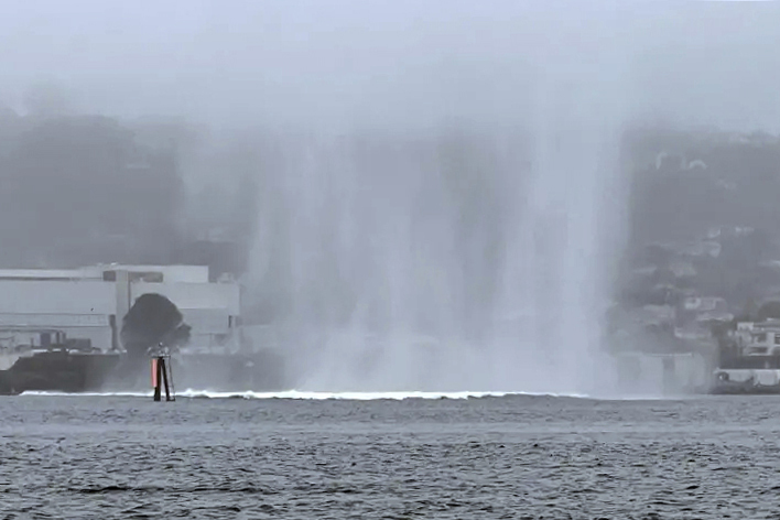 看世界/美国海军战机加州沿岸坠毁 2飞行员弹跳逃生获救