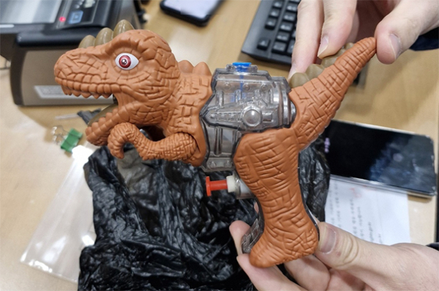 真搞笑!韩国银行劫匪遭压制 “枪械”竟是霸王龙水枪