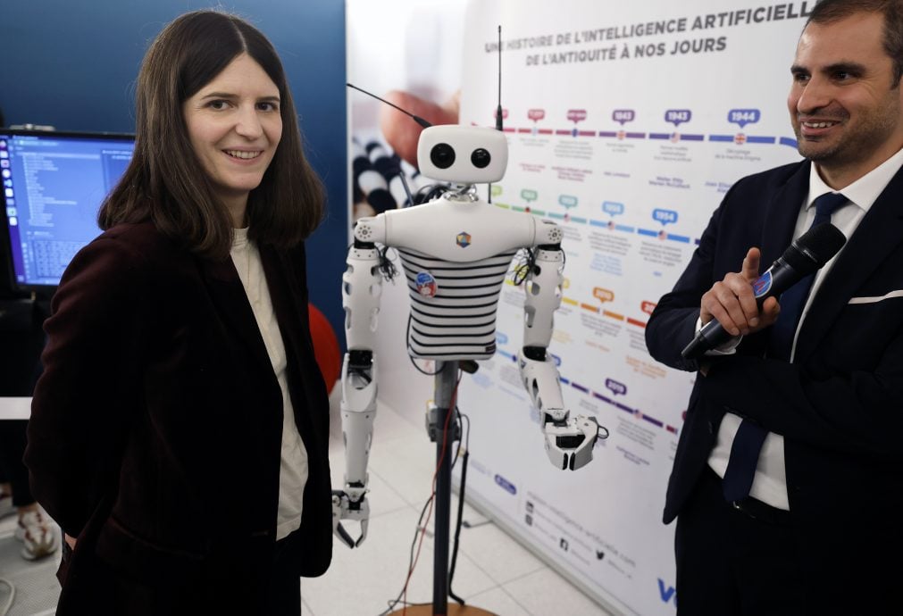 科技巨擘齐聚  AI峰会为欧敲响“警钟”//