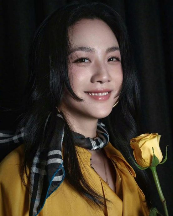 粉丝机场送黄玫瑰 汤唯手拿贴脸登时装周