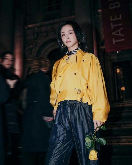 粉丝机场送黄玫瑰 汤唯手拿贴脸登时装周