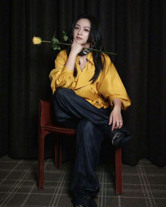 粉丝机场送黄玫瑰 汤唯手拿贴脸登时装周