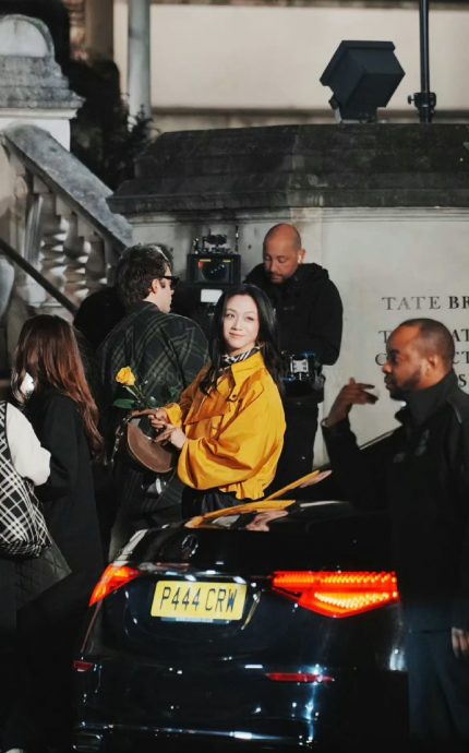 粉丝机场送黄玫瑰 汤唯手拿贴脸登时装周