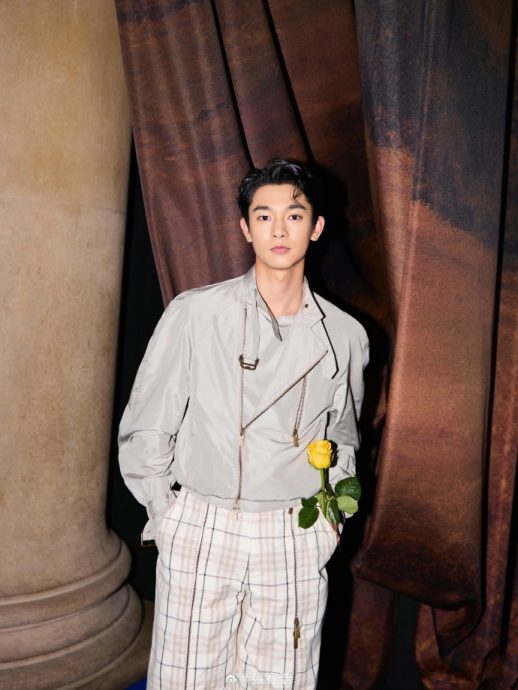 粉丝机场送黄玫瑰 汤唯手拿贴脸登时装周