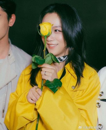 粉丝机场送黄玫瑰 汤唯手拿贴脸登时装周