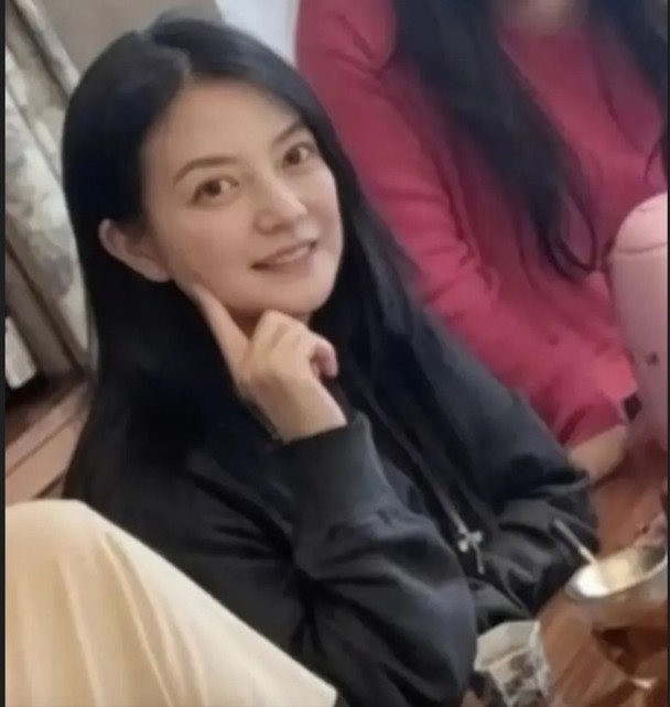 素颜现身新春聚餐 ​赵薇与友人谈生意合作