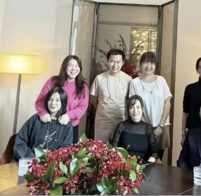 素颜现身新春聚餐 ​赵薇与友人谈生意合作