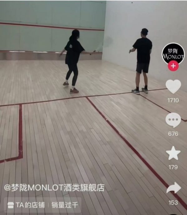 素颜现身新春聚餐 ​赵薇与友人谈生意合作