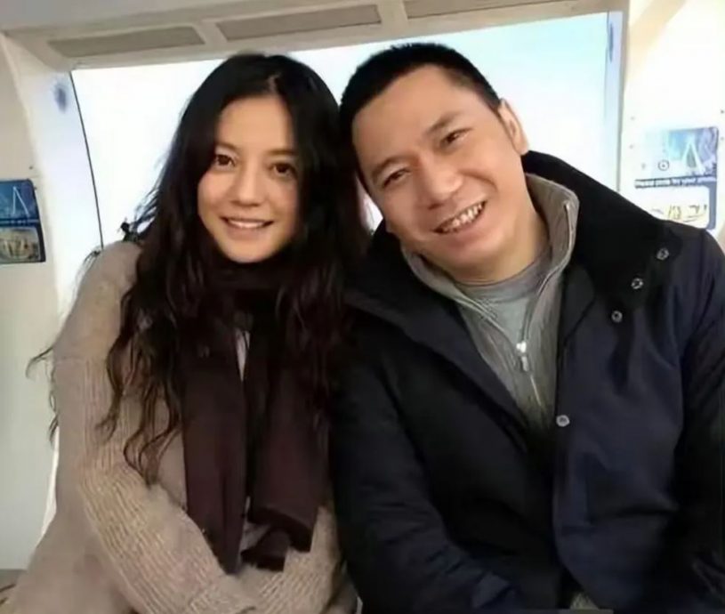 素颜现身新春聚餐 ​赵薇与友人谈生意合作