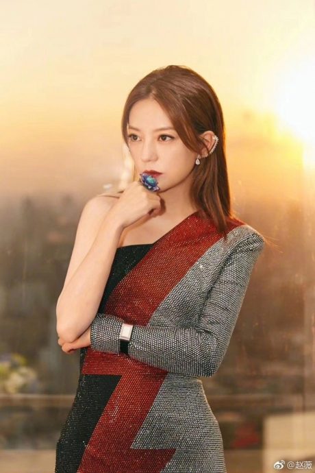 素颜现身新春聚餐 ​赵薇与友人谈生意合作