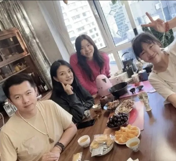 素颜现身新春聚餐 ​赵薇与友人谈生意合作