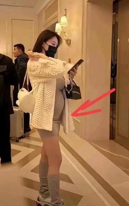 紧急“缺席”活动亏千万 黄晓明全程陪产遭质疑