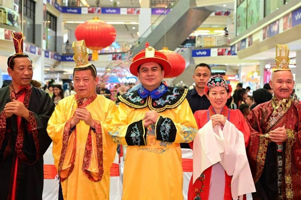 纳吉儿子率彭3行政议员 穿汉服龙袍同赴新春团拜