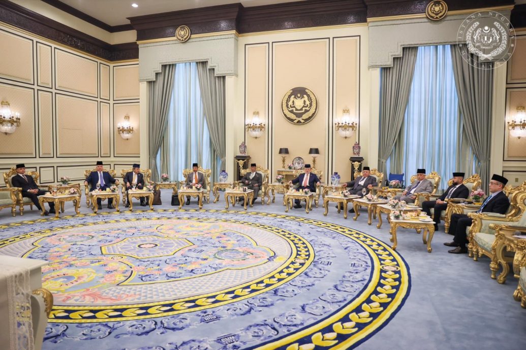 统治者理事会预备会议 柔摄政王陪元首出席