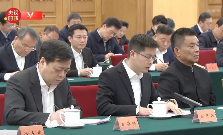 老中青同堂 民企大佬位置有玄机 任正非前排 C位 马云前排左二 梁文峰前排右一