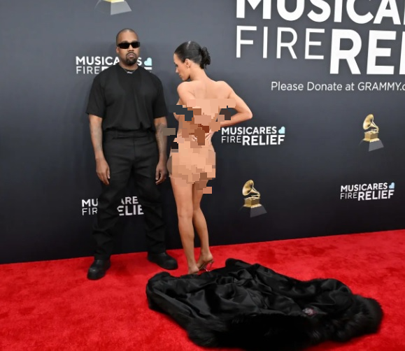 老婆裸露被全球看光 康耶见搜索量打败格林美爽翻