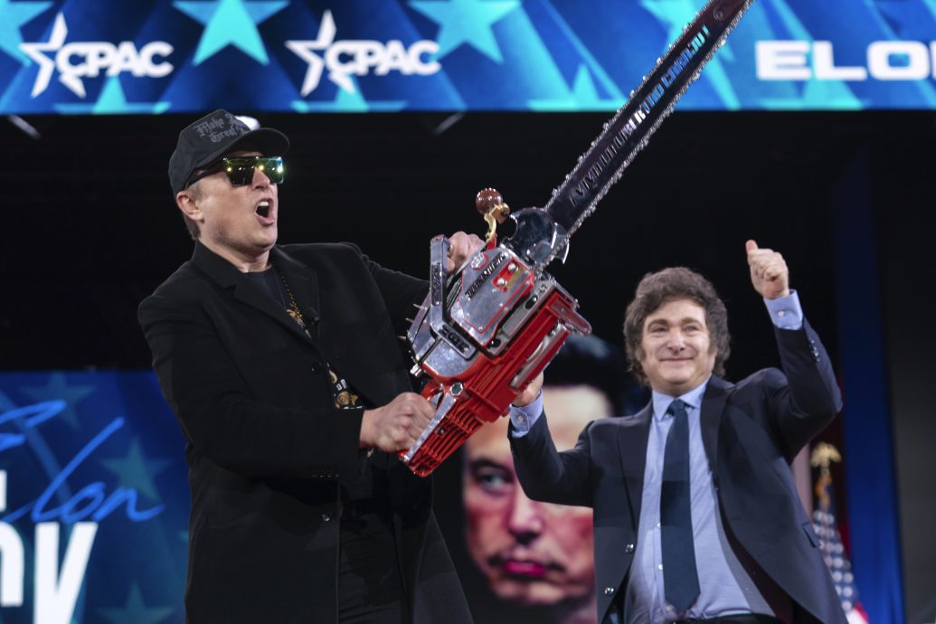  获阿根廷总统送电锯──马斯克喊：砍断官僚主义电锯