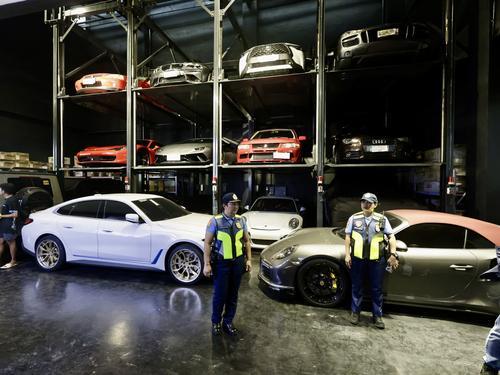 菲律宾海关局查获走私豪华轿车（1）