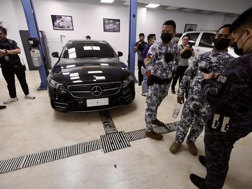 菲律宾海关局查获走私豪华轿车（2）