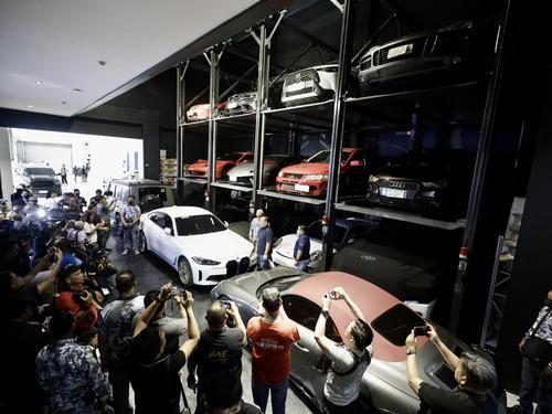 菲律宾海关局查获走私豪华轿车（3）