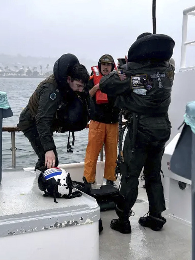 补图说 看世界/美国海军战机加州沿岸坠毁 2飞行员弹跳逃生获救