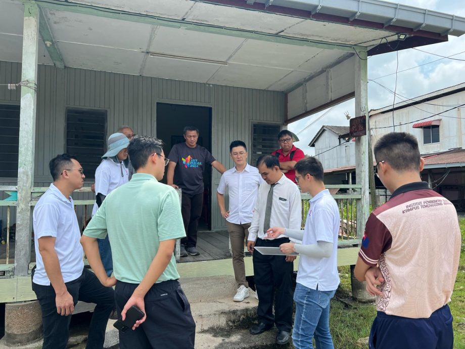 视察安装大直弄益华华小太阳能系统准备工作 为老师们照明