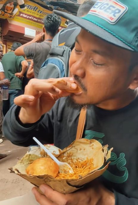 视频|“是朋友请他吃的吗?” 巫裔男勇尝印度“最脏”小吃摊