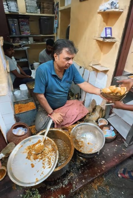 视频|“是朋友请他吃的吗?” 巫裔男勇尝印度“最脏”小吃摊