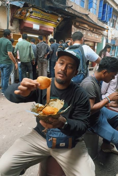 视频|“是朋友请他吃的吗?” 巫裔男勇尝印度“最脏”小吃摊