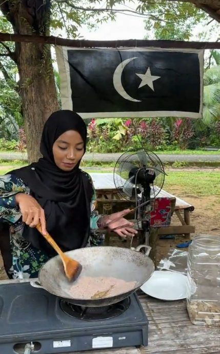 视频|“沙滩或河边的都可以用” 女子煎炸新煮法掀议
