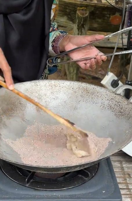 视频|“沙滩或河边的都可以用” 女子煎炸新煮法掀议