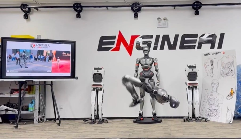 视频/众擎科技PM01 完成世界首例人形机械人前空翻